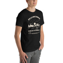 Load image into Gallery viewer, Unisex t-shirt En La Oscuridad Salmo 27:1
